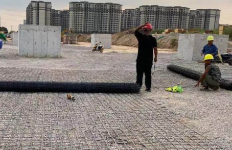 济南土工格栅铺设前地基要怎么处理？